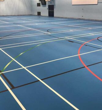 Cómo instalar baldosas para canchas de baloncesto en el patio trasero