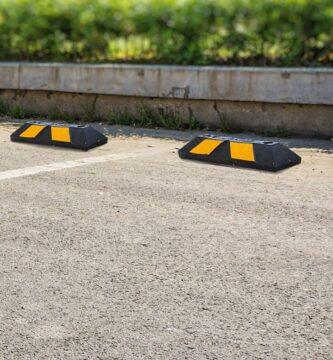 Cómo los topes de goma ayudan a prevenir accidentes en estacionamientos